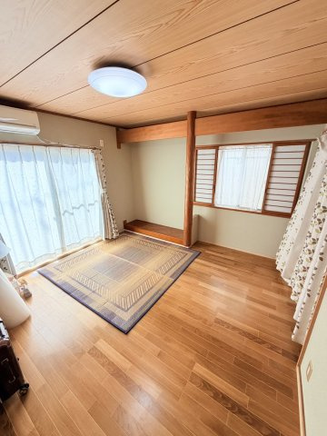 松山市堀江町 ３SLDK　中古戸建の洋室|床の間のある和室は、どこか懐かしく心が安らぐ空間です。来客時の寝室としてはもちろん、お昼寝や趣味のスペースとしても重宝します。畳の香りに包まれながら、ゆったりと流れる時間を楽しむことができます。
