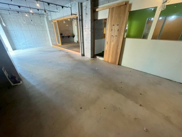 B CITY ART RESIDENCE CENTRAL PARKの内装|壁の設置、スケルトン工事費用は貸主負担。造作残しは相談可。キッチンや冷蔵庫等の設備は全て撤去します。写真は①・②両方です。