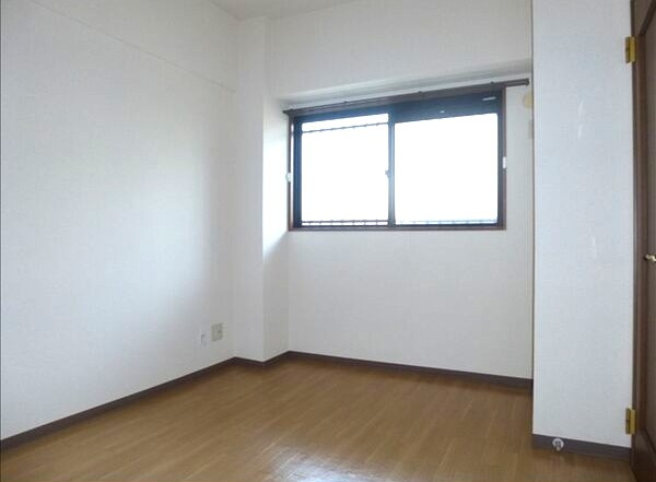 レージュグリーンの寝室