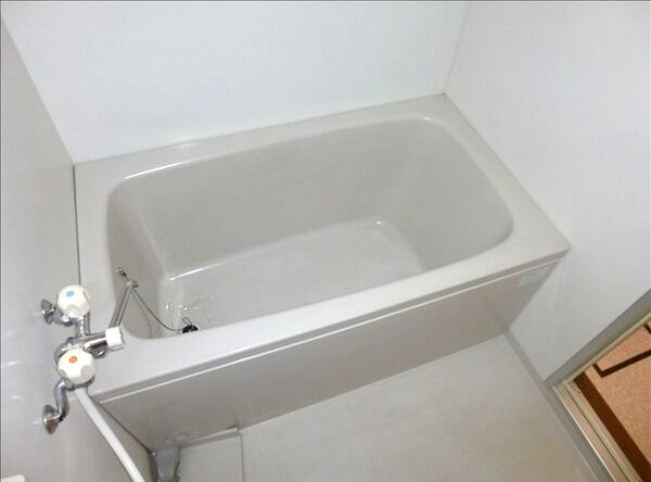 レージュグリーンの浴室