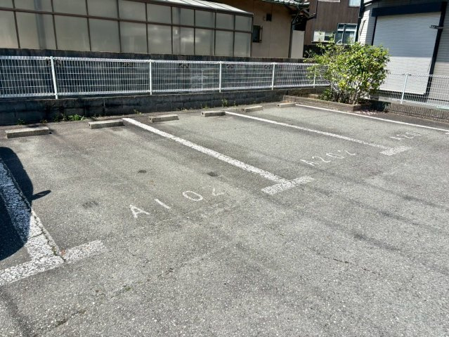 ディアス花北　B棟の駐車場