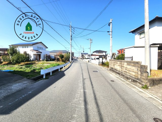 福岡市早良区次郎丸4丁目第2-3棟（3号棟）の前面道路含む現地写真|前面道路は閑静な住宅地をはしる車通りの少ない道路。お車の出し入れが苦手なママや小さなお子様にも安心ですね。しっかり舗装もされているので、ベビーカーや自転車で通っても快適に通行できます。