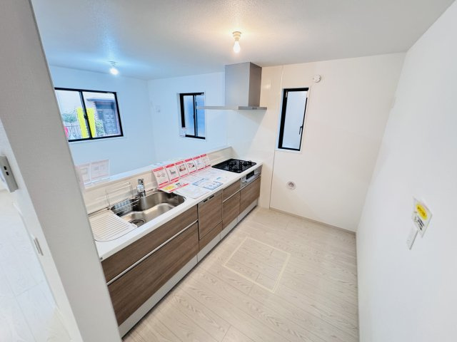 柏市松ケ崎新築戸建（松ケ崎９期）のキッチン|お手入れしやすいレンジフード・シンクの水栓には浄水器がついてます！