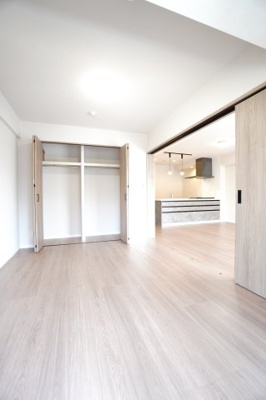 【洋室】 | 【上質リノベ】堺町コープマンション | 【洋室約5.6帖】
どんな家具や敷物でも部屋に馴染みやすく、
コーディネートがし易そうですね。
配置も柔軟に対応できるので身の回りの整理もし易い！
自分好みの空間に出来そうですね！