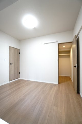 【居間・リビング】 | 【上質リノベ】堺町コープマンション | 【洋室約5.5帖】
こども部屋をコーディネート！このぐらいの広さがあれば、 
お子さんの好きな色やモチーフを使ったコーディネートで、
勉強もお片付けも全部楽しいお気に入りの空間にしていけそうですね！