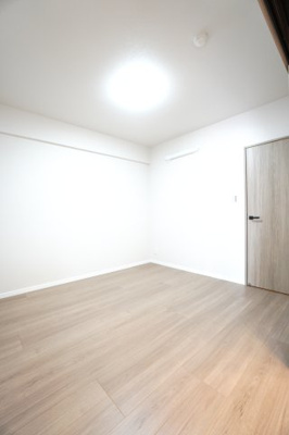 【洋室】 | 【上質リノベ】堺町コープマンション | 【洋室約4.9帖】
在宅勤務・リモートワークの書斎や、
趣味やくつろぎのスペースとしても。
家族と一緒に楽しい時間を過ごす中にも、
一人でくつろげる時間と場所は特に良いですね。
