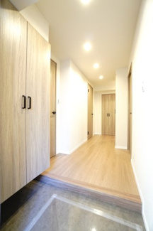 【玄関】 | 【上質リノベ】堺町コープマンション | 【玄関ホール】
人を迎え入れる最初の場所だからこそ、
清潔感があり纏まった空間にして頂ける様に
大型のシューズBOX。
照明はオートライト。消し忘れや
出入りが暗くならなく済みます！