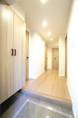 【玄関】 | 【上質リノベ】堺町コープマンション | 【玄関ホール】
人を迎え入れる最初の場所だからこそ、
清潔感があり纏まった空間にして頂ける様に
大型のシューズBOX。
照明はオートライト。消し忘れや
出入りが暗くならなく済みます！