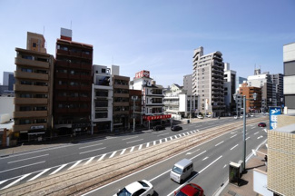 【展望】 | 【上質リノベ】堺町コープマンション | 【シティービュー】
都会の物件からの眺望を想像すると、
周りの建物に押しつぶされそうになりますが、
本物件目の前の建物との距離もあり、
視界が開けて青空を楽しむことができます。