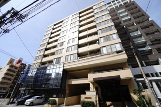 【外観】 | 【上質リノベ】堺町コープマンション | 【耐震性】
耐震性の高さを判断するポイントは、
建築確認申請日が1981年6月1日以降の
新耐震基準に適合しているかどうか。
震度６程度の大地震でも
建物が崩壊しないレベルが基準になりました。