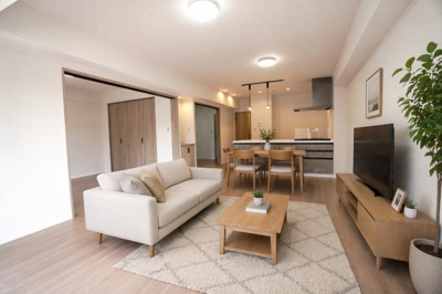 【居間・リビング】 | 【上質リノベ】堺町コープマンション | 【約15.7帖LDK】
重厚なグレーのキッチンが空間を引き締める、
洗練されたグレージュモダン。
引き戸を全開にすれば洋室まで視線が抜け、圧倒的な開放感！
素材の陰影と余白が響き合う上質リノベです。
