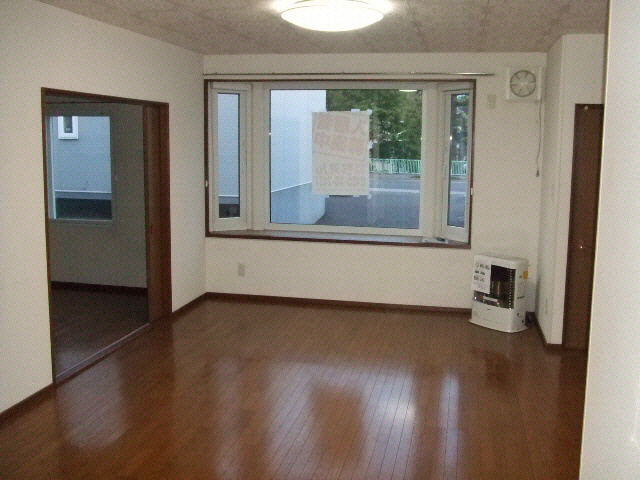 コーポしあわせの居間・リビング|洋室