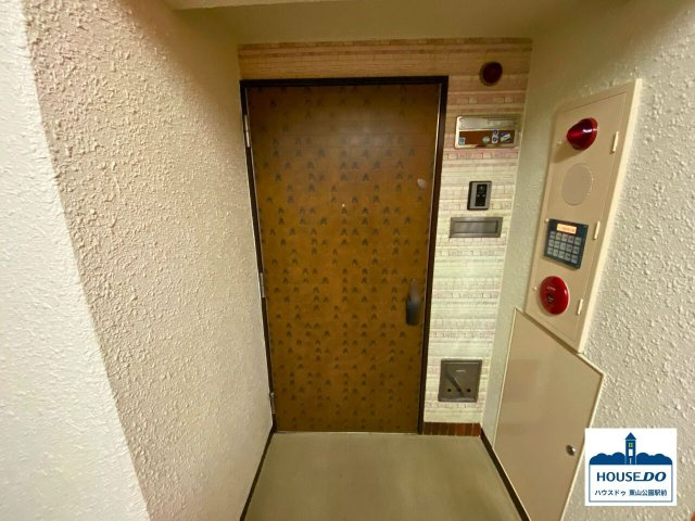 駅近！ゆとりの124㎡超え♪虹ヶ丘マンション本館の玄関|共用通路から見た玄関写真です。