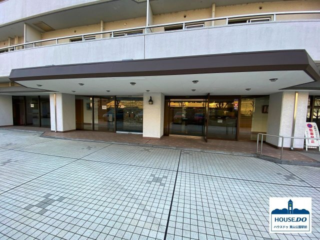 駅近！ゆとりの124㎡超え♪虹ヶ丘マンション本館のエントランス|マンションの大きさにあわせて、ワイドなエントランスになっています。