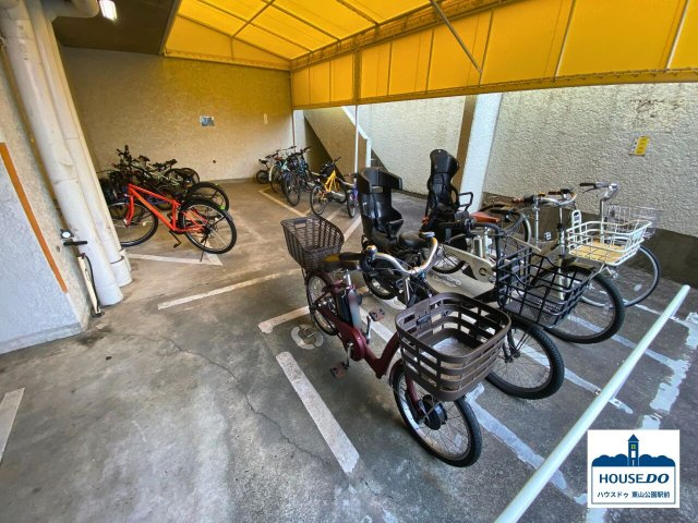駅近！ゆとりの124㎡超え♪虹ヶ丘マンション本館の駐輪場|駐輪場は屋根付きです。
