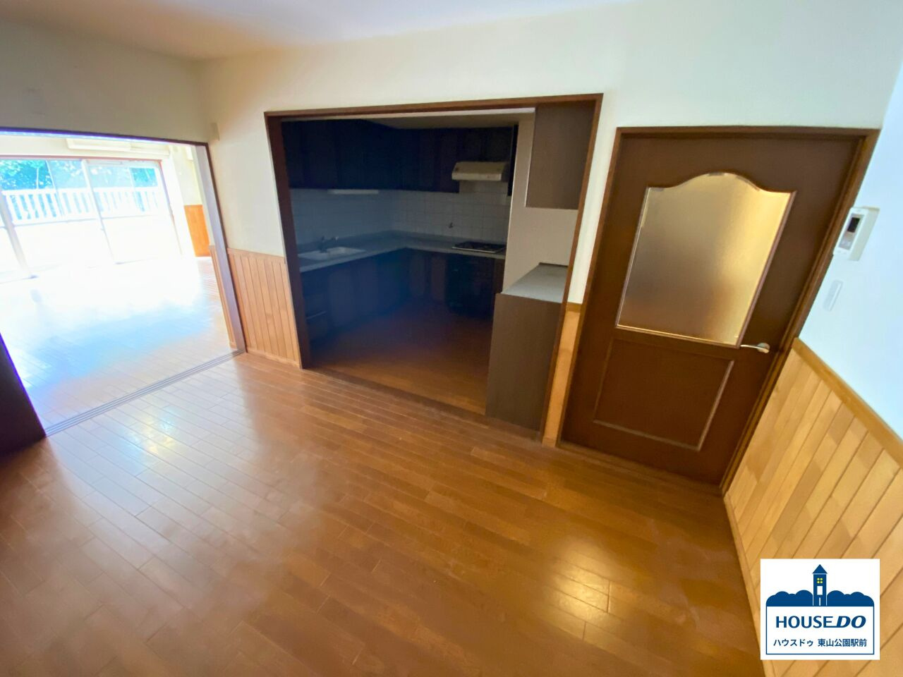 駅近！ゆとりの124㎡超え♪虹ヶ丘マンション本館のダイニング|L字型キッチンに隣接するダイニングスペースは、木のぬくもりを感じさせ、家族や友人との会話を自然と引き立てます。
