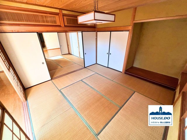 静かな環境でゆとりある暮らしを！名東区梅森坂2丁目の和室|1階にある二間続きの8帖の和室です。
床の間と収納があります