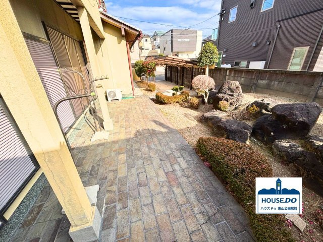 静かな環境でゆとりある暮らしを！名東区梅森坂2丁目の庭|和室に面した庭。
趣があってゆとりある時間が過ごせそう