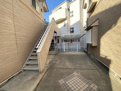 【その他共用部分】 | サンフォレストB | 屋根付きの駐輪場で雨が降っても大切な自転車が濡れなくてすみますね♪駅まで自転車もおすすめです！