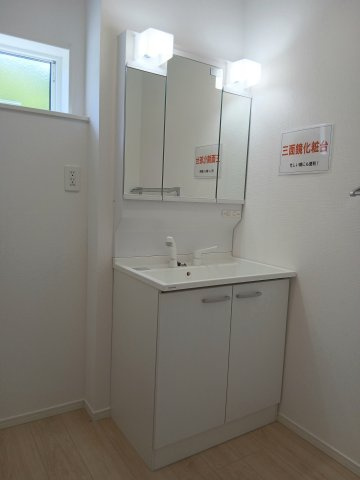 【新築戸建て】潟上市天王第18　2号棟の独立洗面台|三面鏡付き洗面台◎毎日の生活に必要なアイテムをしっかり収納でき、洗面所周りがスッキリ♪