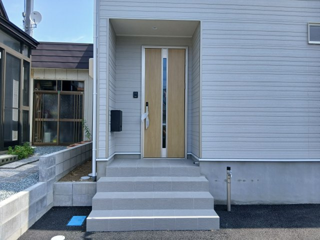 【新築戸建て】潟上市天王第18　1号棟の玄関|玄関にはポスト、防犯カメラが備え付けです◎
