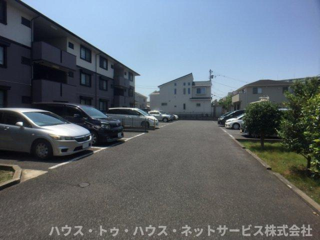 ジュネススズキの駐車場
