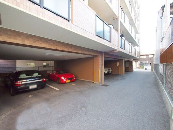 クレストステージ瑞穂の駐車場