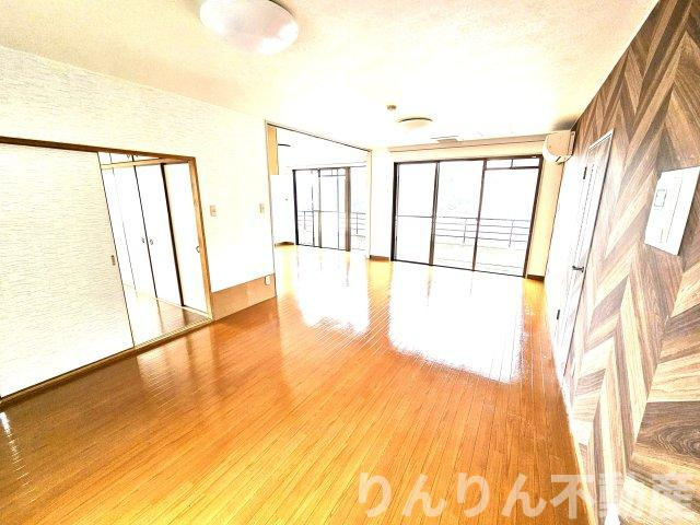 【居間・リビング】 | サンライト富田橋 | こちらのリビングで趣味の時間をお楽しみください