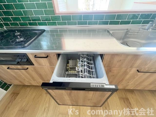 ●藤沢市辻堂東海岸1丁目　新築戸建　3号棟のキッチン|食器洗い乾燥機付きで家事の時短に役立ちます◇