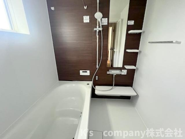 ●藤沢市辻堂東海岸1丁目　新築戸建　3号棟の浴室|濃い色調のアクセントパネルが採用されていてシックな落ち着いた雰囲気です◇