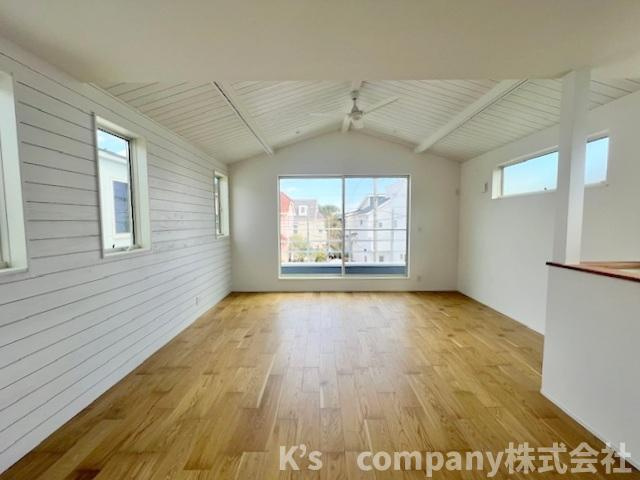 ●藤沢市辻堂東海岸1丁目　新築戸建　3号棟の居間・リビング|天井が高く屋根の形状を生かした間取りで、広々と感じられます◇