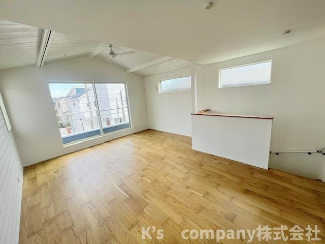 ●藤沢市辻堂東海岸1丁目　新築戸建　3号棟の居間・リビング|リビング階段になっていてご家族とのコミュニケーションが取りやすいです◇