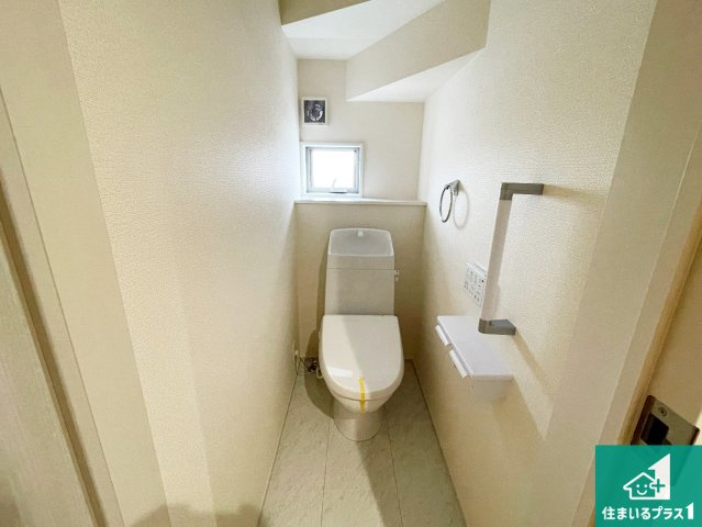 愛知郡愛荘町石橋　第3期　新築一戸建てのトイレ|1・2階の2ヶ所にあるので、朝の忙しい時間の順番待ちもなく、深夜の利用にも大変便利です。