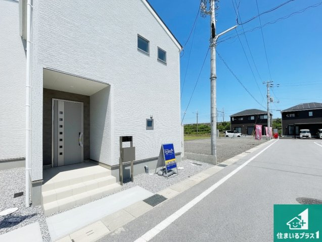 愛知郡愛荘町石橋　第3期　新築一戸建ての前面道路含む現地写真|周辺は閑静な住宅街！前面道路広々で車の出し入れも便利です。駐車が苦手な方でも安心して車庫入れできます！
