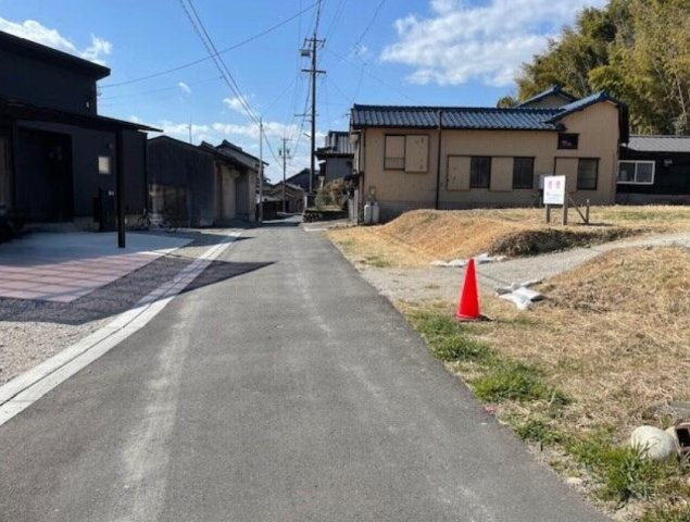 常滑市西阿野字半月　売り土地の前面道路含む現地写真