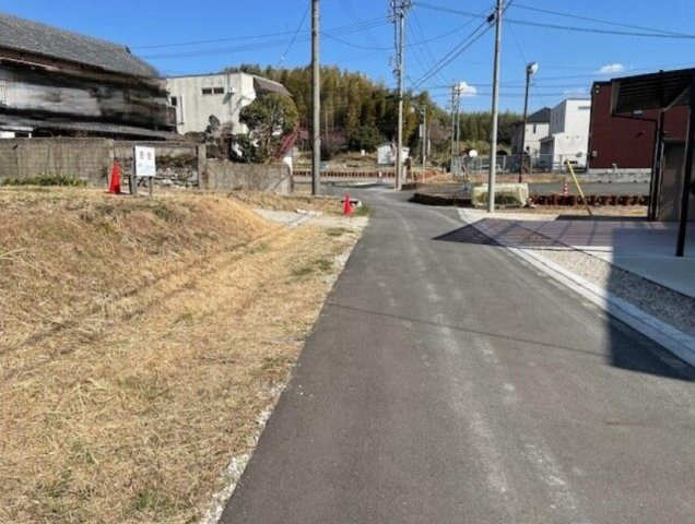 常滑市西阿野字半月　売り土地の前面道路含む現地写真