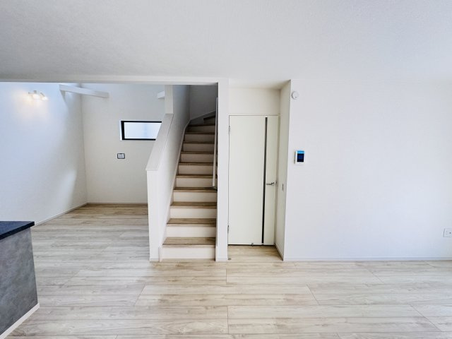 柏市柏新築戸建（柏９期）の居間・リビング|家族の顔が見えるリビングイン階段