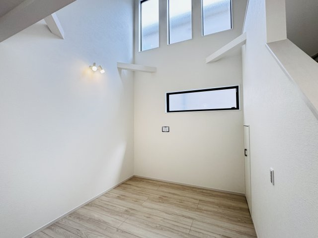 柏市柏新築戸建（柏９期）の居間・リビング|21.2帖リビングダイニングキッチン・上部吹き抜け