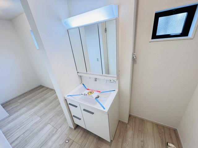 柏市柏新築戸建（柏９期）の独立洗面台|シャワーヘッド付き三面鏡洗面化粧台