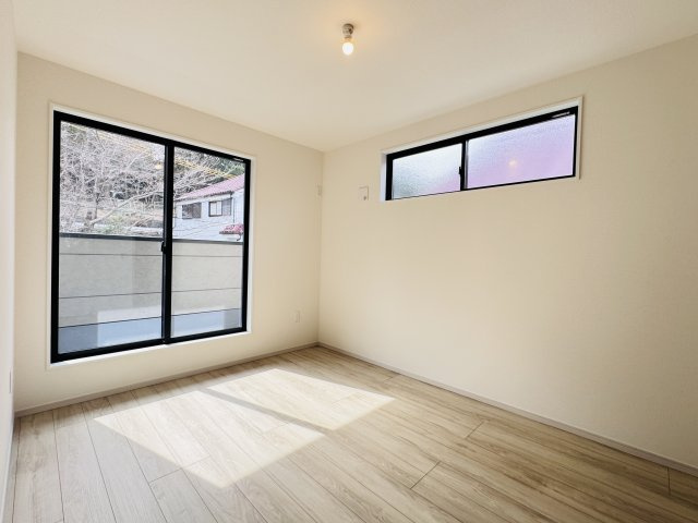 柏市柏新築戸建（柏９期）の寝室|7.5帖寝室・南東側バルコニー前の明るいお部屋です♪