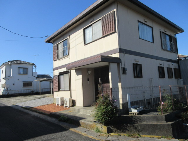 中古戸建　熊谷市冑山430-3（リフォーム住宅）の前面道路含む現地写真