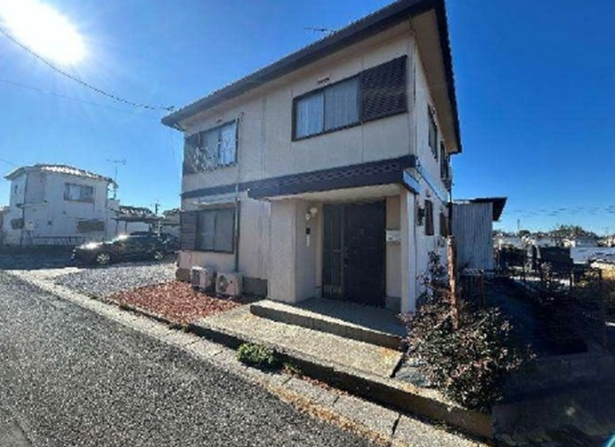 中古戸建　熊谷市冑山430-3（リフォーム住宅）の前面道路含む現地写真