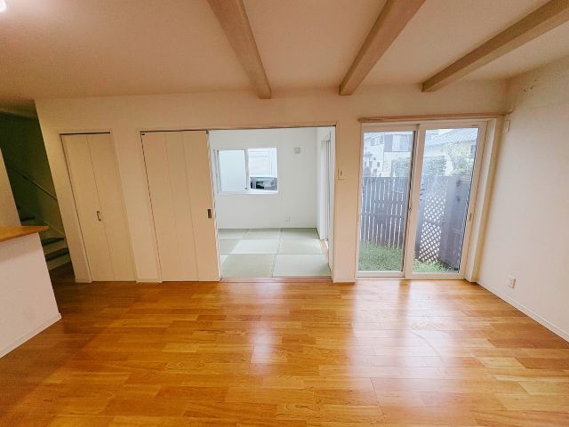 北欧ハウスヴィレッジ川越／全98棟の大型分譲地／平成28年築の4LDK戸建住宅の居間・リビング|引き戸を開ければリビングと一体化する、開放感あふれる和室です。