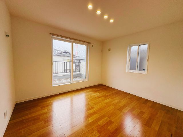 北欧ハウスヴィレッジ川越／全98棟の大型分譲地／平成28年築の4LDK戸建住宅の洋室|2階洋室7畳です。ここからバルコニーに出ることができます。