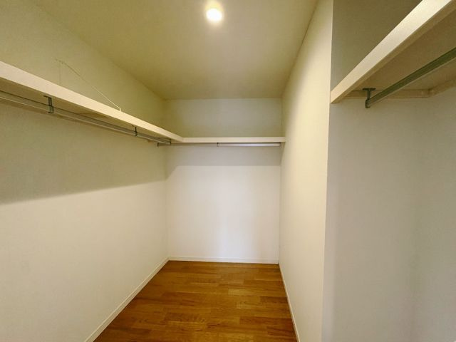 北欧ハウスヴィレッジ川越／全98棟の大型分譲地／平成28年築の4LDK戸建住宅の収納|まるでお店のような大空間！ロングコートやワンピースなどもシワにせず美しく収めます。