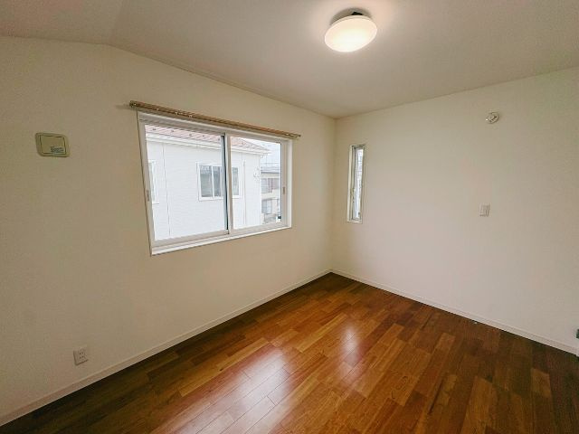 北欧ハウスヴィレッジ川越／全98棟の大型分譲地／平成28年築の4LDK戸建住宅の洋室|2階洋室6畳です。壁面にある小窓はデザイン性が高く、個性と洗練された雰囲気があります。
