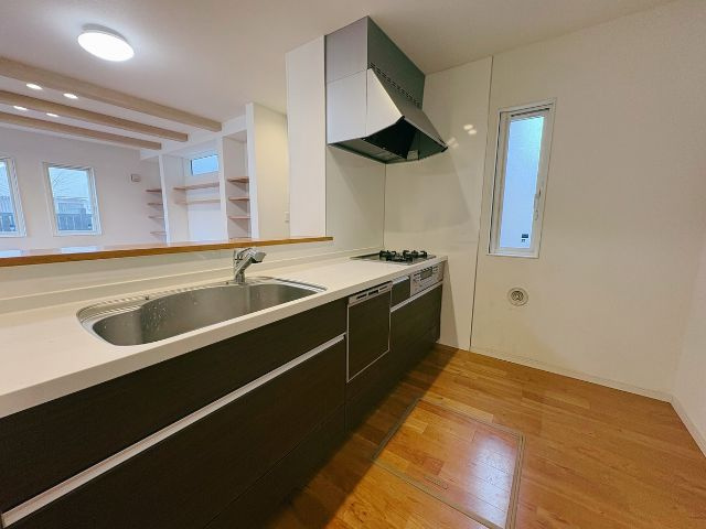 北欧ハウスヴィレッジ川越／全98棟の大型分譲地／平成28年築の4LDK戸建住宅のキッチン|リビング全体を見渡せる開放的な対面キッチン。