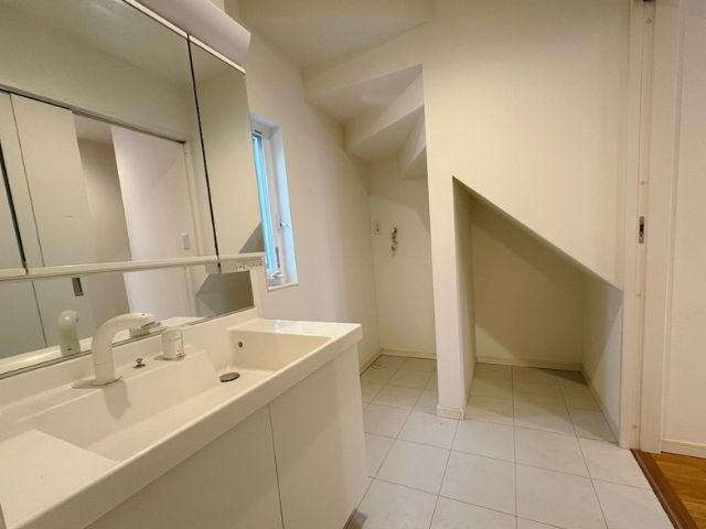 北欧ハウスヴィレッジ川越／全98棟の大型分譲地／平成28年築の4LDK戸建住宅の独立洗面台|白で統一された清潔感あふれる洗面室です。