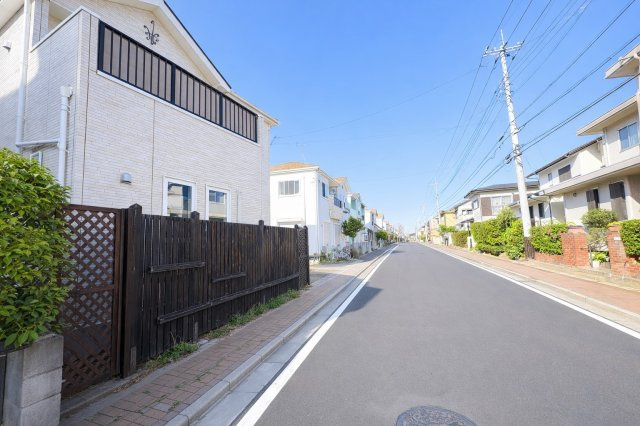 北欧ハウスヴィレッジ川越／全98棟の大型分譲地／平成28年築の4LDK戸建住宅の前面道路含む現地写真|幅約7.5ｍのゆとりある前面道路。開放感のある住宅街に位置しています。