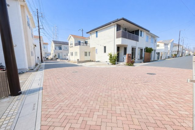 北欧ハウスヴィレッジ川越／全98棟の大型分譲地／平成28年築の4LDK戸建住宅の周辺|建物横から後方の道路へ出入りが可能。レンガ調の舗装道路が特徴的な西洋風の街並み。